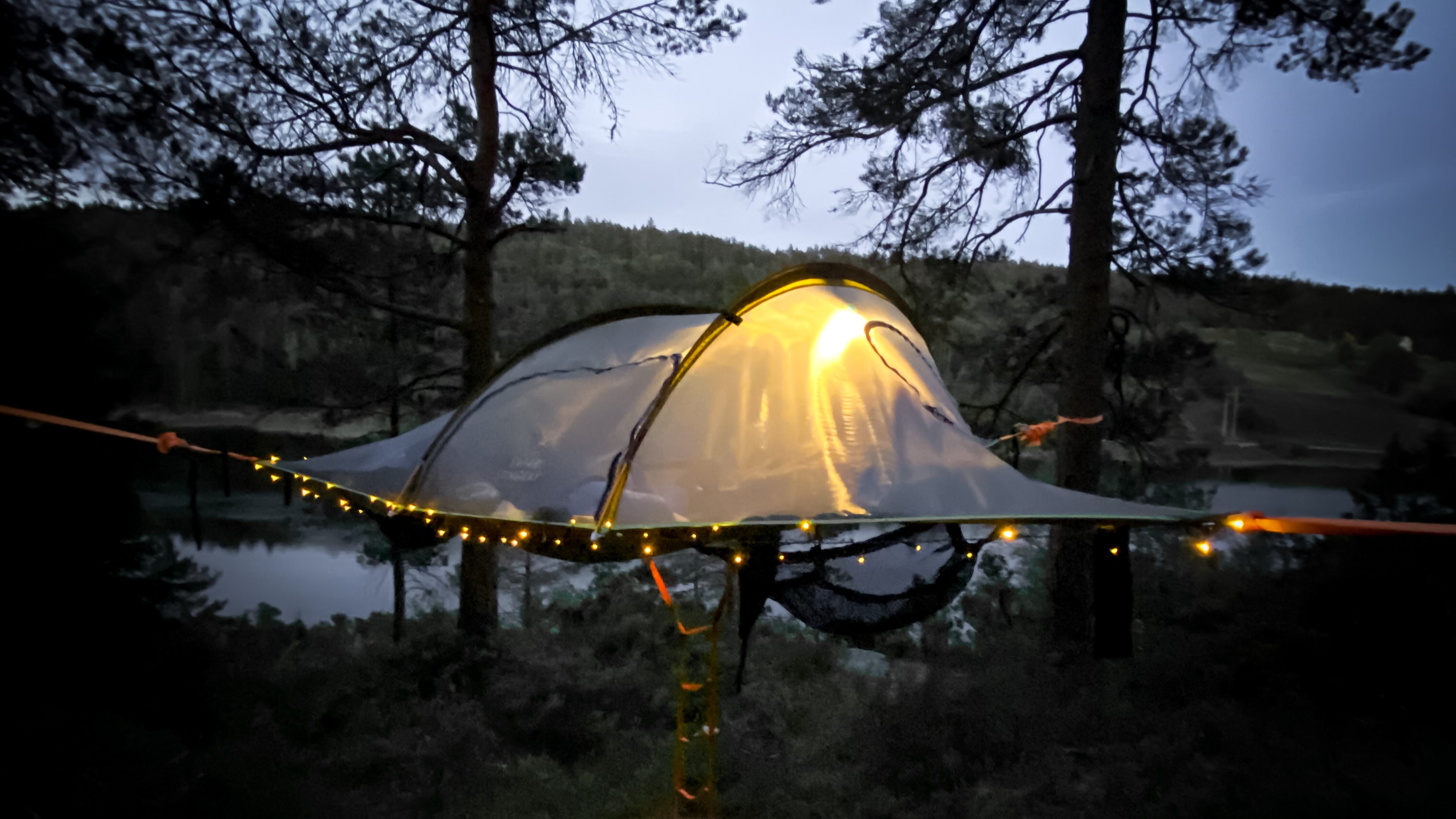 Sveveteltet Fjellene opplyst av varme lys.